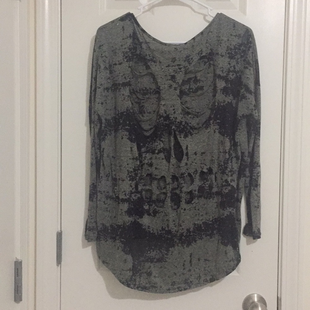 Long sleeve top skull cutout on back size: Large - Picture 2 of 2